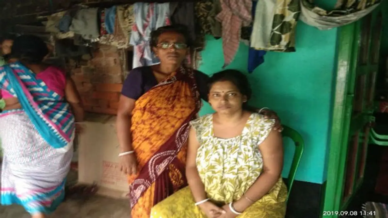 দিদির অফিস থেকে ফোন আসবেই, অপেক্ষায় চাঁপদানির অসহায় মা দিদির অফিস থেকে ফোন আসবেই, অপেক্ষায় চাঁপদানির অসহায় মা