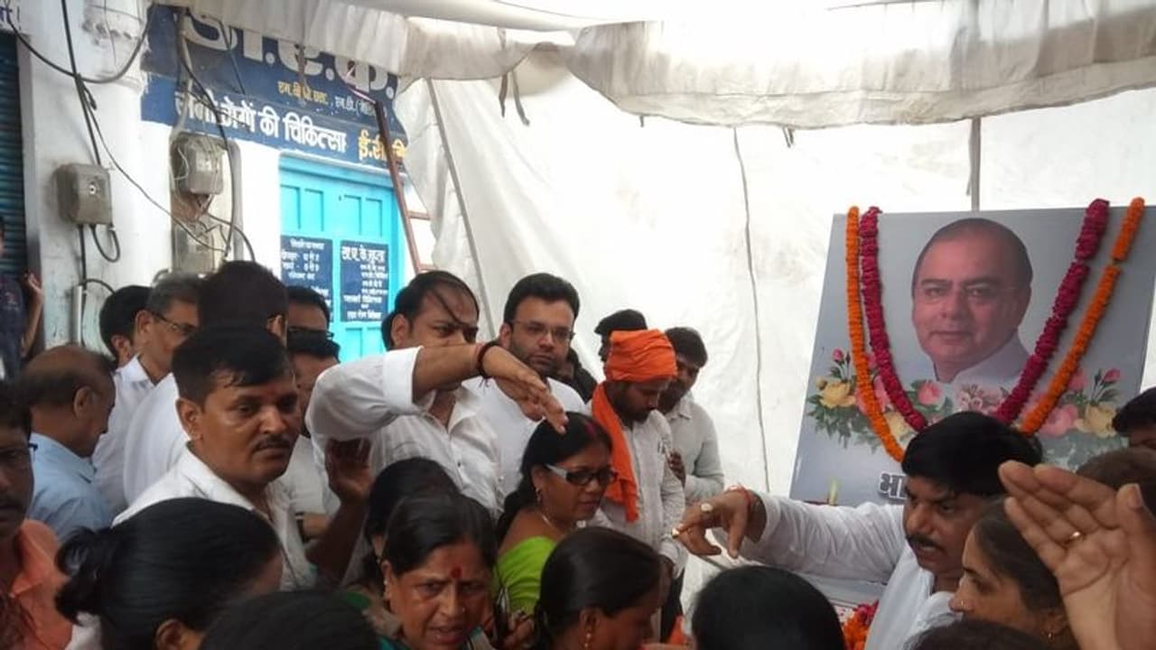 भगवान विश्वनाथ के सामने गंगा में प्रवाहित की गईं पूर्व वित्त मंत्री अरुण जेटली की अस्थियां