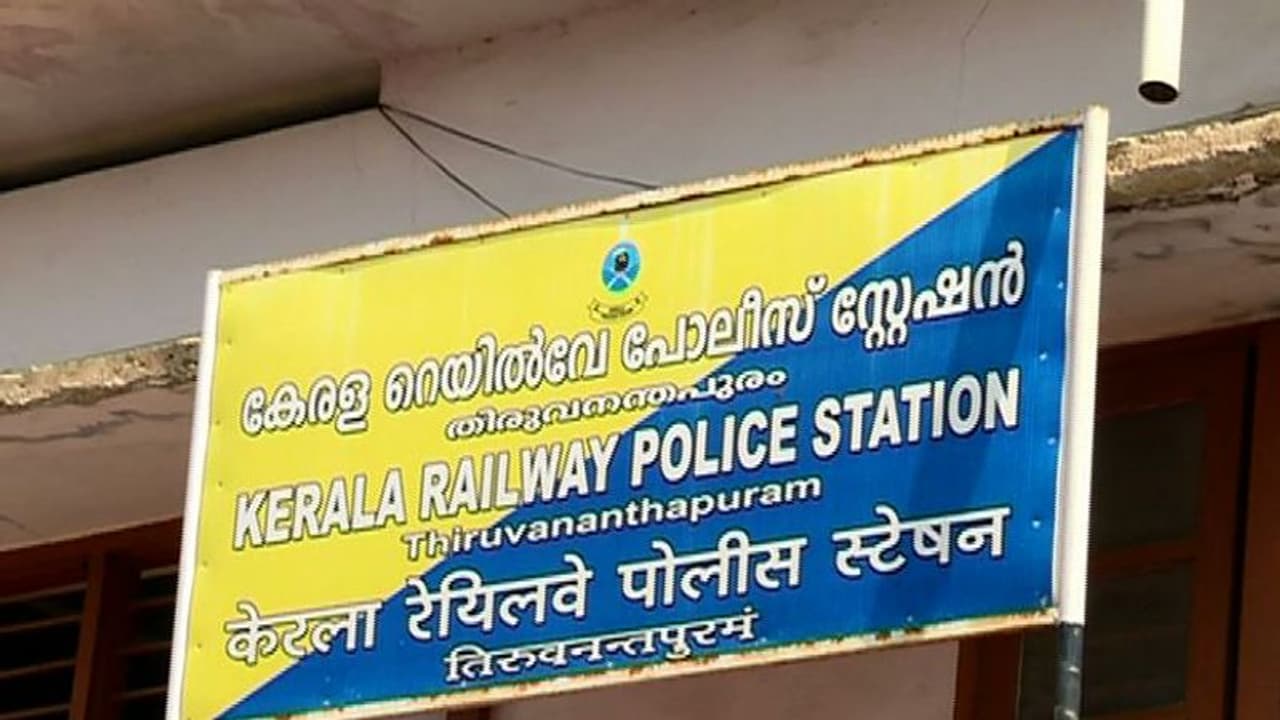 റെയില്വേ പൊലീസ് ഗ്രേഡ് എസ്ഐ സ്വയംവിരമിക്കലിന് അപേക്ഷ നൽകിയത് മാനസിക പീഡനം മൂലമെന്ന് പരാതി റെയില്വേ പൊലീസ് ഗ്രേഡ് എസ്ഐ സ്വയംവിരമിക്കലിന് അപേക്ഷ നൽകിയത് മാനസിക പീഡനം മൂലമെന്ന് പരാതി