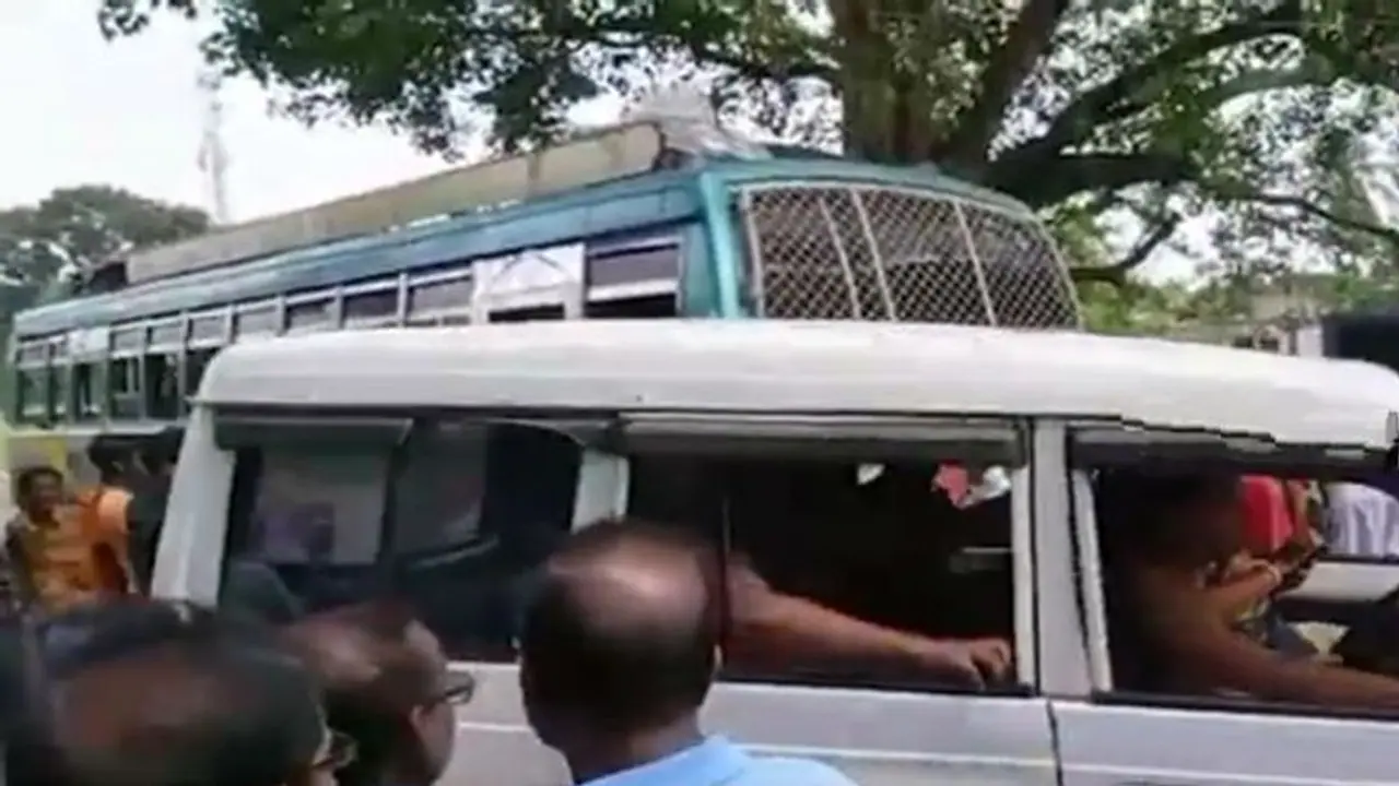 চলন্ত বাস থেকে বমি করতে গিয়ে বিপত্তি, ধড় মুণ্ডু আলাদা হল মহিলার চলন্ত বাস থেকে বমি করতে গিয়ে বিপত্তি, ধড় মুণ্ডু আলাদা হল মহিলার