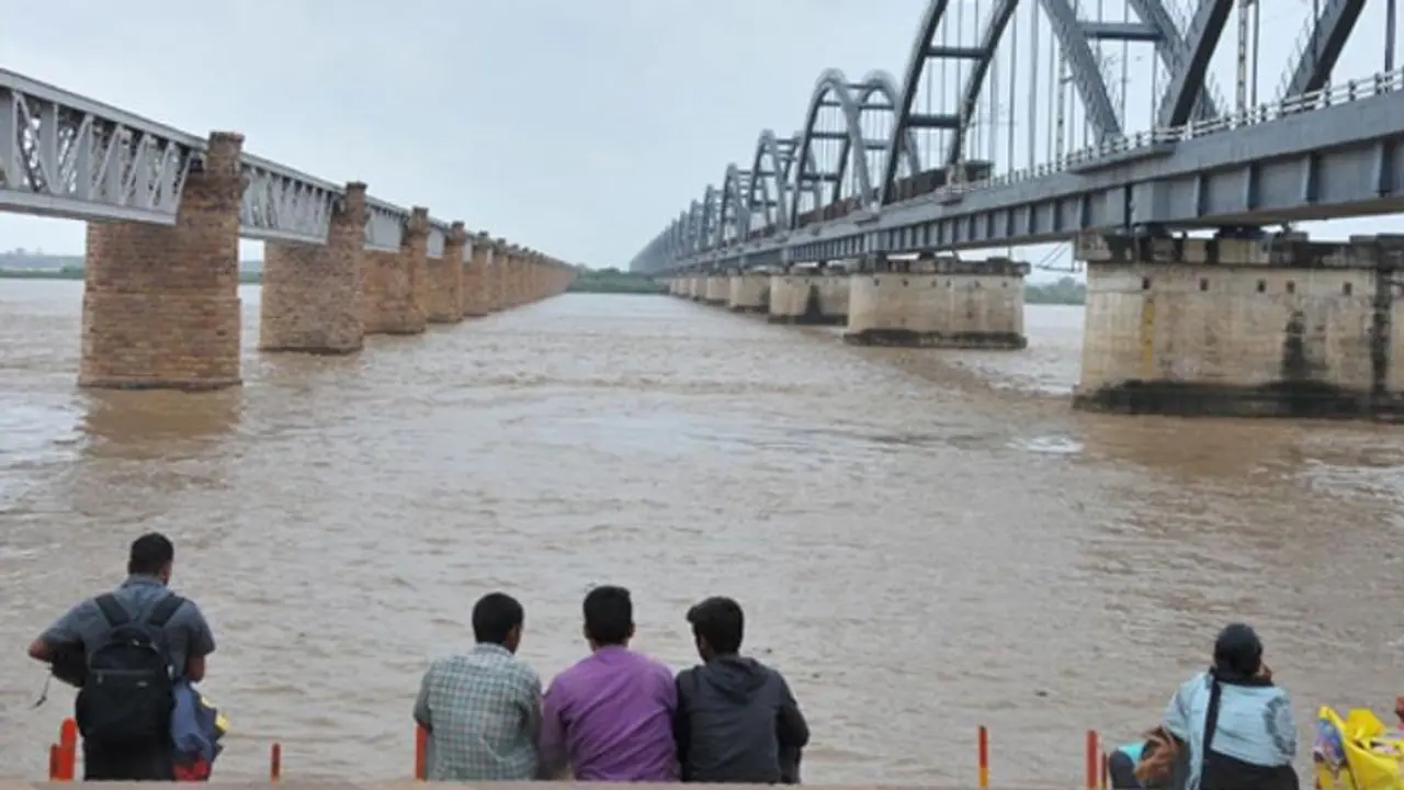 గోదావరికి పోటెత్తిన వరద:ధవళేశ్వరం వద్ద కొనసాగుతున్న రెండో ప్రమాద హెచ్చరిక గోదావరికి పోటెత్తిన వరద:ధవళేశ్వరం వద్ద కొనసాగుతున్న రెండో ప్రమాద హెచ్చరిక