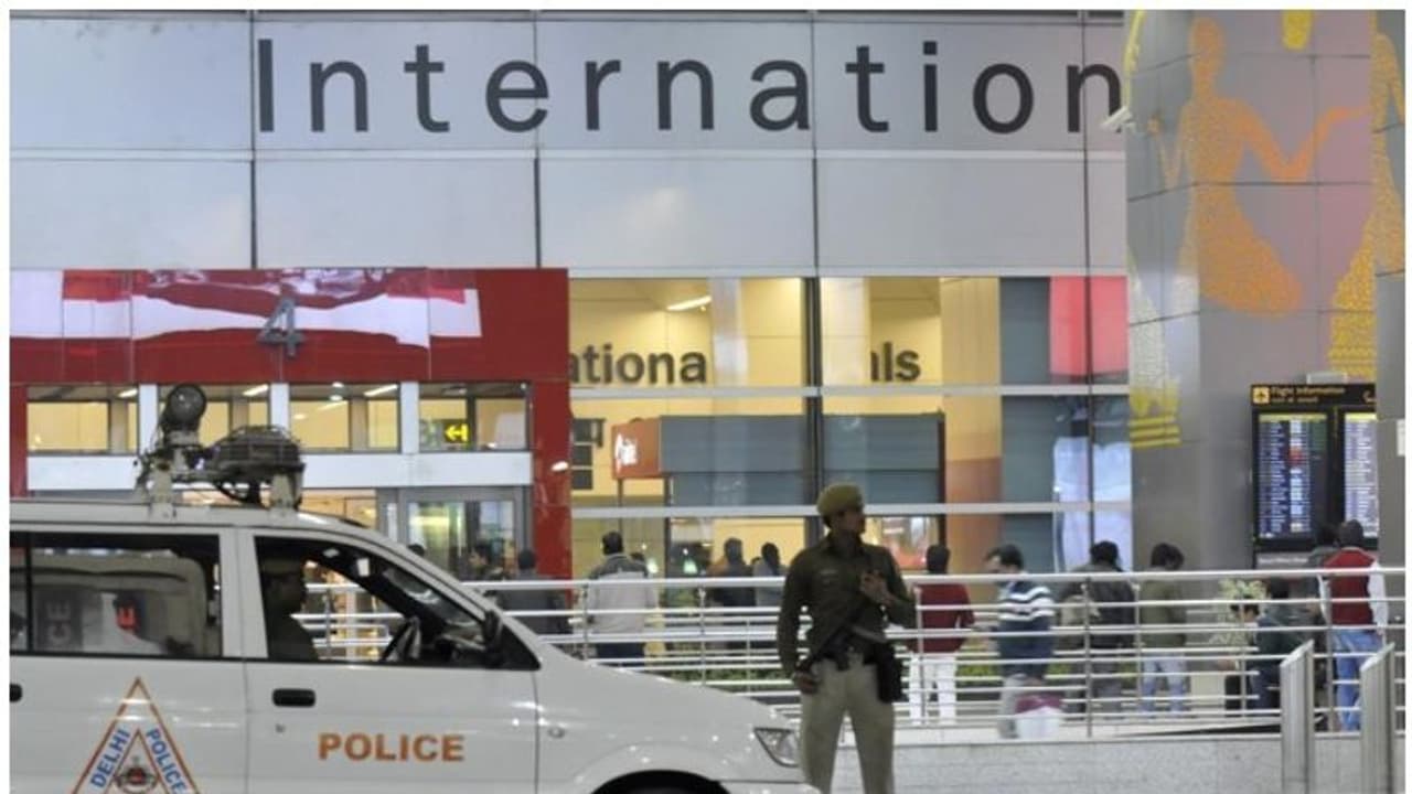 തിരുത്തിയ ടിക്കറ്റുമായി എയര്പോര്ട്ട് ടെര്മിനലില് കയറി; യുവാവ് അറസ്റ്റില് തിരുത്തിയ ടിക്കറ്റുമായി എയര്പോര്ട്ട് ടെര്മിനലില് കയറി; യുവാവ് അറസ്റ്റില്