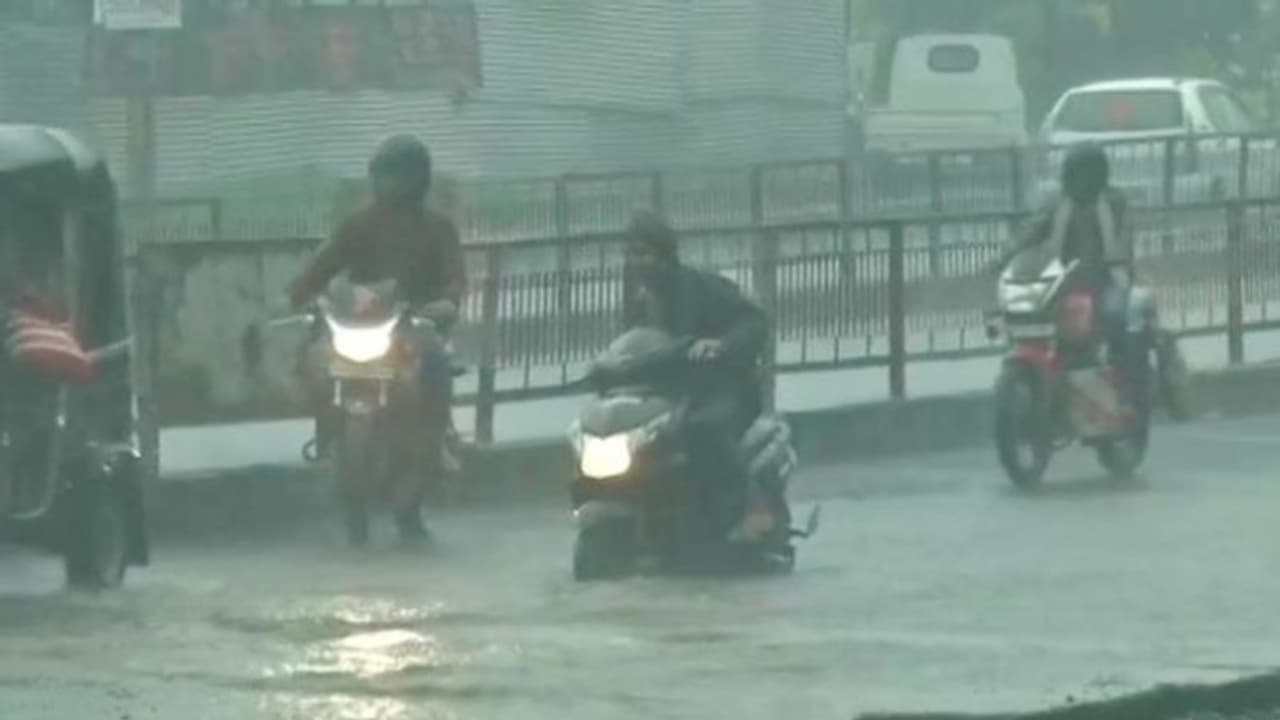 প্রবল বর্ষণে বানভাসি মধ্যপ্রদেশ, নর্দমায় তলিয়ে গেল ২ বছরের শিশু কন্যা প্রবল বর্ষণে বানভাসি মধ্যপ্রদেশ, নর্দমায় তলিয়ে গেল ২ বছরের শিশু কন্যা