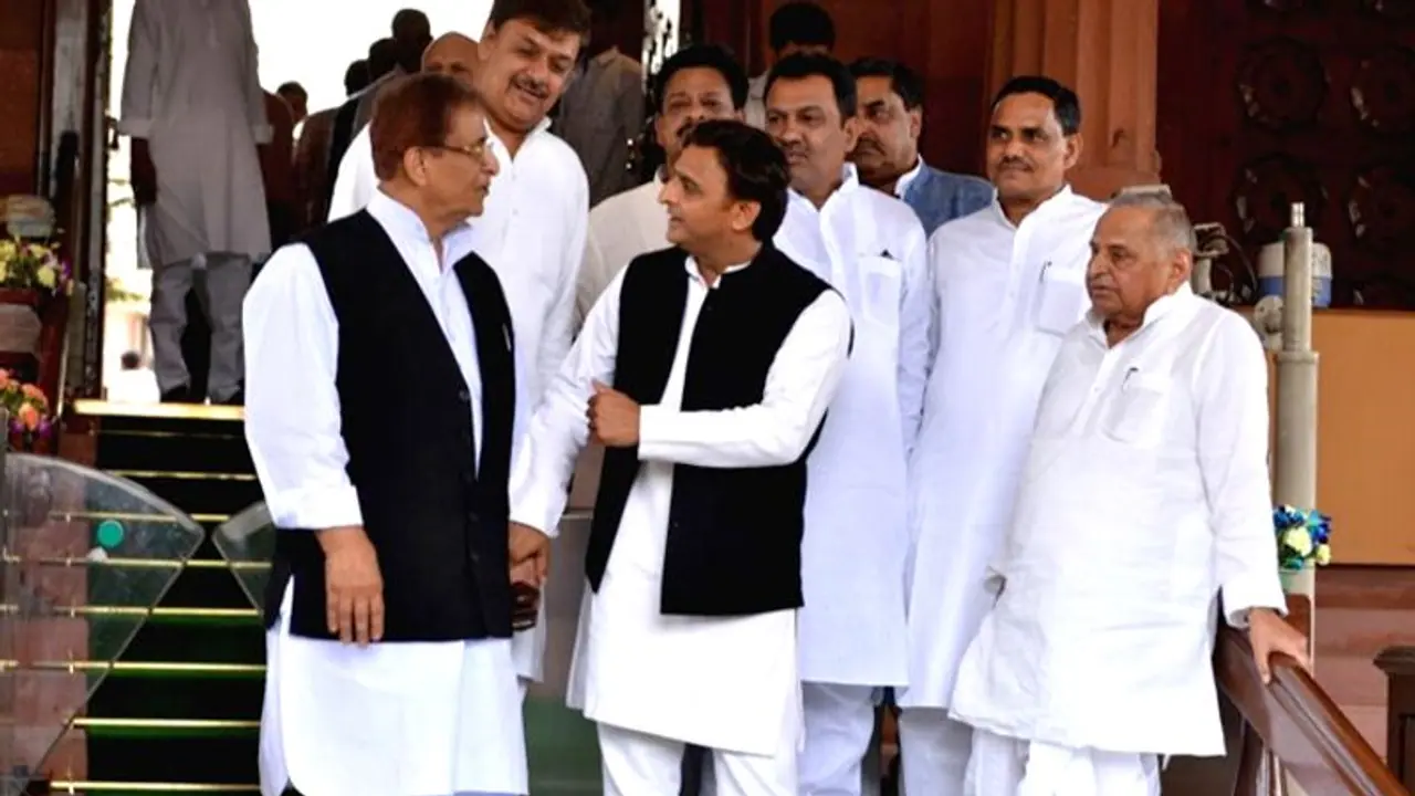 ‘लापता’ हैं आजम खान, आखिर क्यों बनाई अखिलेश के समर्थन रैली से दूरी