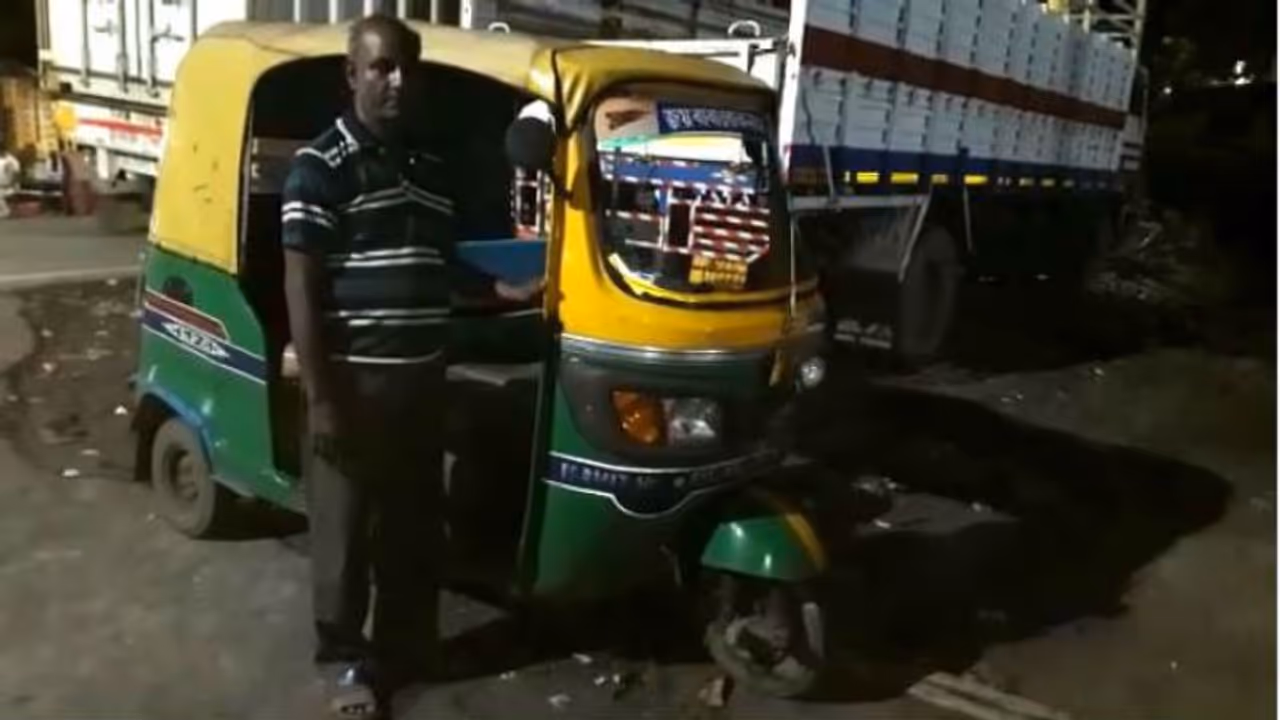 ব্যাগ ভর্তি গয়না, আগলে রেখে ফিরিয়ে দিলেন এই বৃদ্ধ অটোচালক ব্যাগ ভর্তি গয়না, আগলে রেখে ফিরিয়ে দিলেন এই বৃদ্ধ অটোচালক