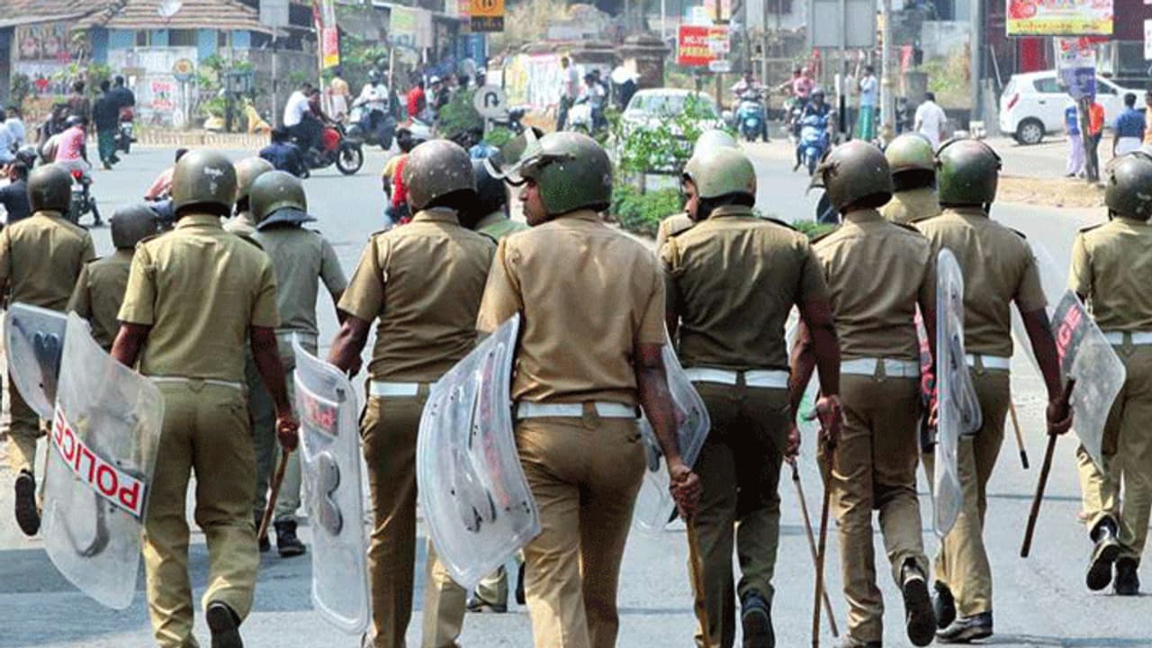 టీడీపీ నేతలు అనుమతి అడగలేదు: గుంటూరు రూరల్ ఎస్పీ ఆర్. జయలక్ష్మి టీడీపీ నేతలు అనుమతి అడగలేదు: గుంటూరు రూరల్ ఎస్పీ ఆర్. జయలక్ష్మి