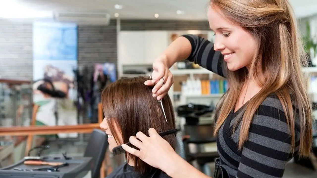 హెయిర్ కట్ లో పొరపాటు.. నష్టపరిహారంగా రూ. 2 కోట్లు...ఎందుకంటే.... !