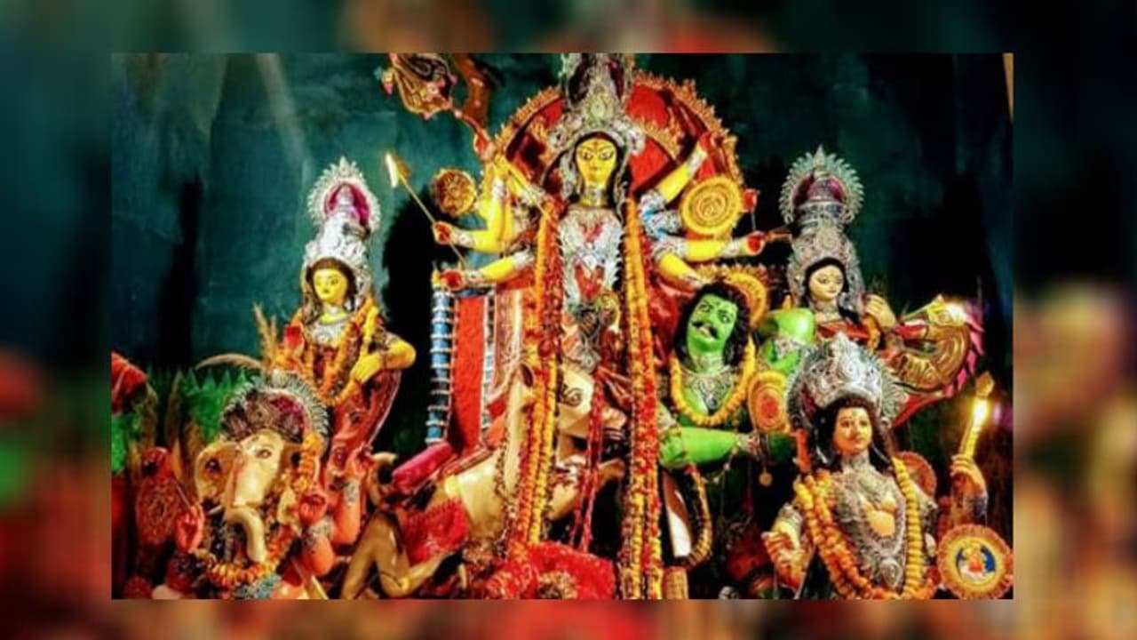 দুর্গা পুজার অবশিষ্ট উপকরণ দিয়ে করুন এই প্রতিকার, অর্থের প্রচুর বর্ষণ হবে বাড়িতে