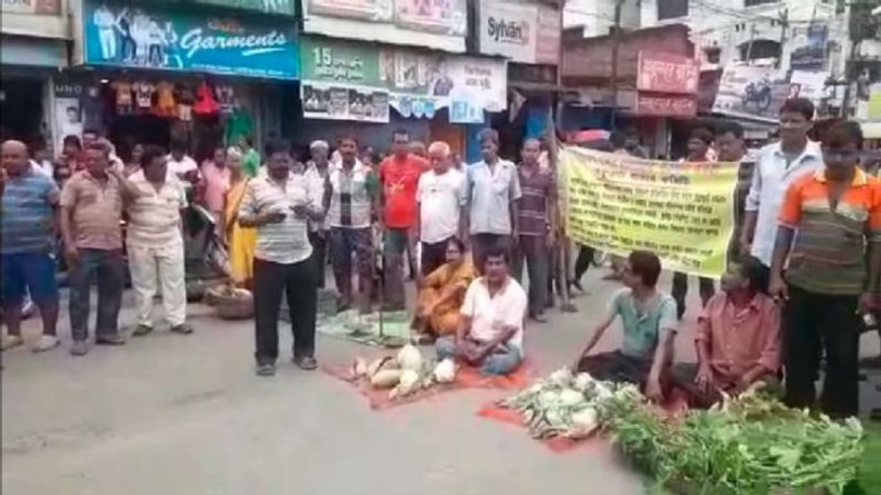 রাস্তা দখল করে বসল বাজার, গাড়ি আটকে বেচাকেনা, কলকাতাতেই এমন কাণ্ড রাস্তা দখল করে বসল বাজার, গাড়ি আটকে বেচাকেনা, কলকাতাতেই এমন কাণ্ড