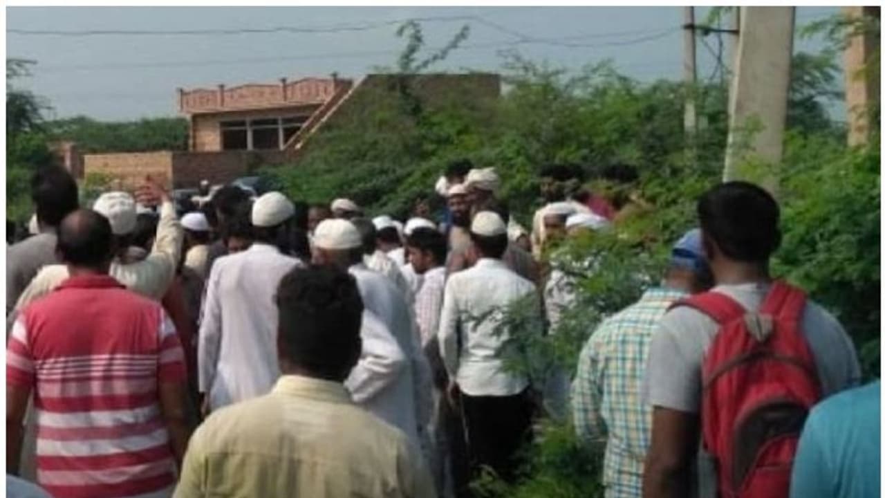 ഇമാമും ഭാര്യയും പള്ളിക്ക് സമീപം കൊല്ലപ്പെട്ട നിലയില് ഇമാമും ഭാര്യയും പള്ളിക്ക് സമീപം കൊല്ലപ്പെട്ട നിലയില്