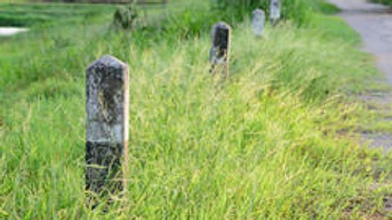 ಚಾಮರಾಜನಗರ: ಪ್ರಯಾಣಿಕರ ದಿಕ್ಕು ತಪ್ಪಿಸುತ್ತಿರುವ ಮೈಲಿಗಲ್ಲು! ಚಾಮರಾಜನಗರ: ಪ್ರಯಾಣಿಕರ ದಿಕ್ಕು ತಪ್ಪಿಸುತ್ತಿರುವ ಮೈಲಿಗಲ್ಲು!