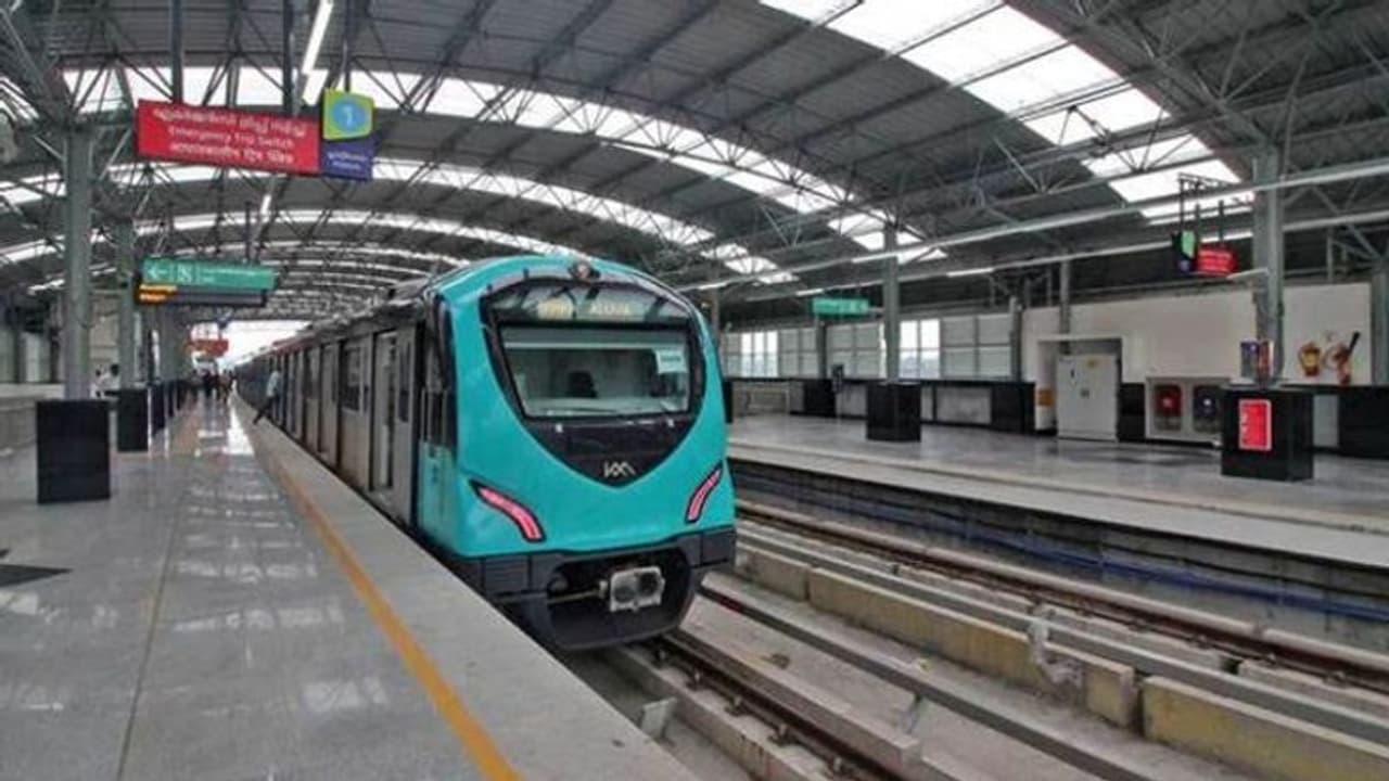 കുതിപ്പ് തുടര്ന്ന് മെട്രോ; യാത്രക്കാരുടെ എണ്ണത്തില് വര്ദ്ധനയെന്ന് എംഡി കുതിപ്പ് തുടര്ന്ന് മെട്രോ; യാത്രക്കാരുടെ എണ്ണത്തില് വര്ദ്ധനയെന്ന് എംഡി