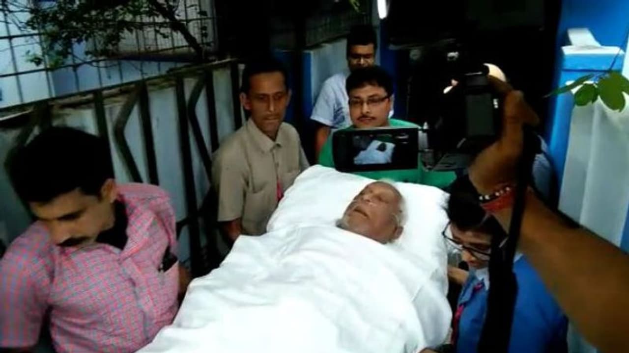 ছুটি পেলেন বুদ্ধদেব, বাড়িতেই এখন ছোটখাটো হাসপাতাল ছুটি পেলেন বুদ্ধদেব, বাড়িতেই এখন ছোটখাটো হাসপাতাল