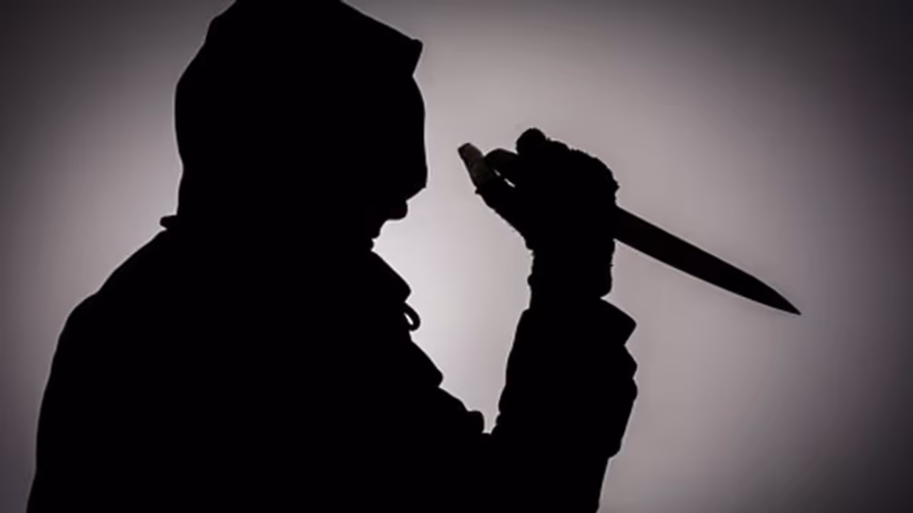 చెప్పకుండా పెళ్లి చేసుకుందని... కూతురిని కత్తితో పొడిచిన తండ్రి చెప్పకుండా పెళ్లి చేసుకుందని... కూతురిని కత్తితో పొడిచిన తండ్రి