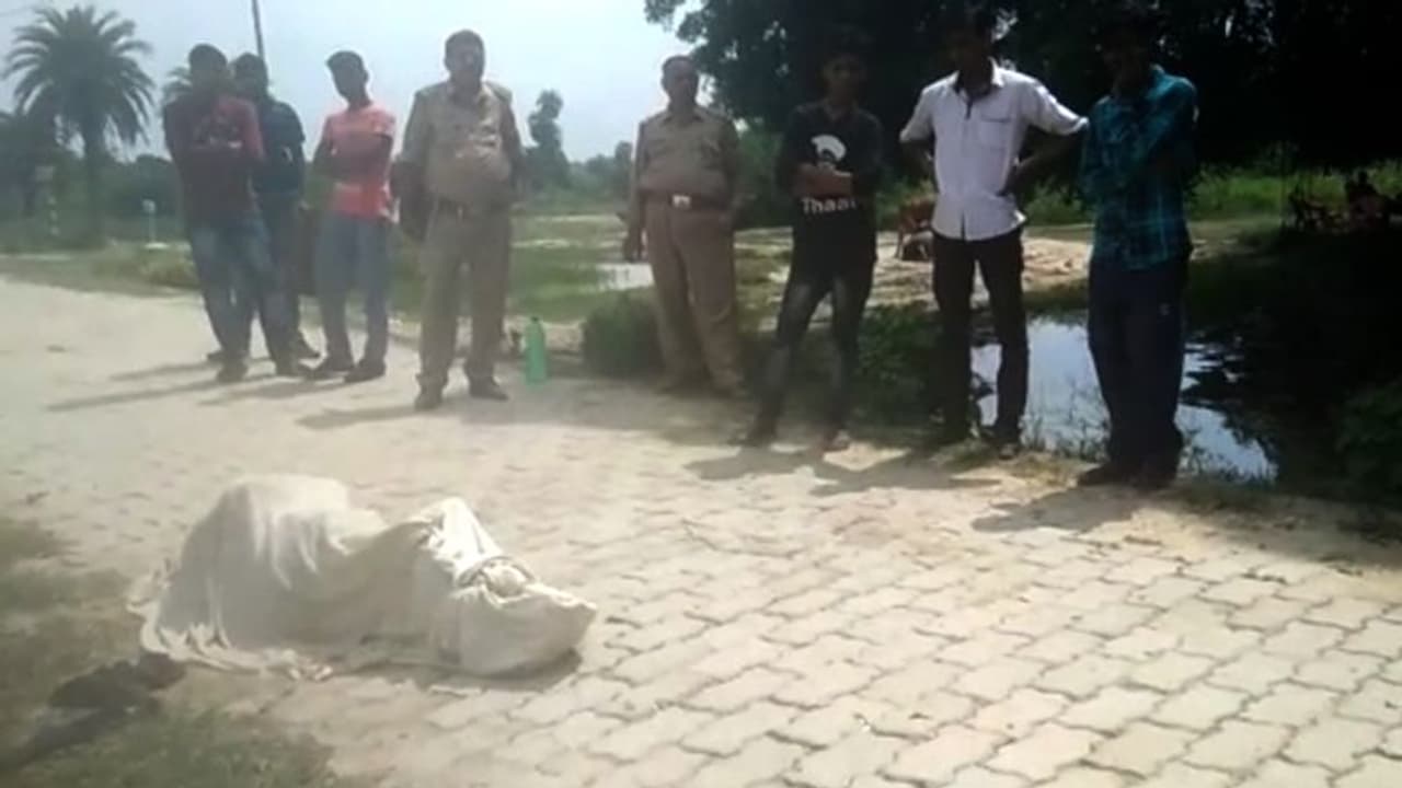 झाड़ियों में मिला महिला का शव, साड़ी से बंधे थे हाथ पैर शरीर पर नहीं था एक भी कपड़ा