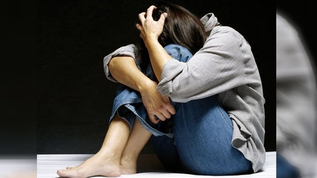 కుమార్తెపై తండ్రి అత్యాచారం: మూడు నెలల నుంచి పైశాచికం కుమార్తెపై తండ్రి అత్యాచారం: మూడు నెలల నుంచి పైశాచికం