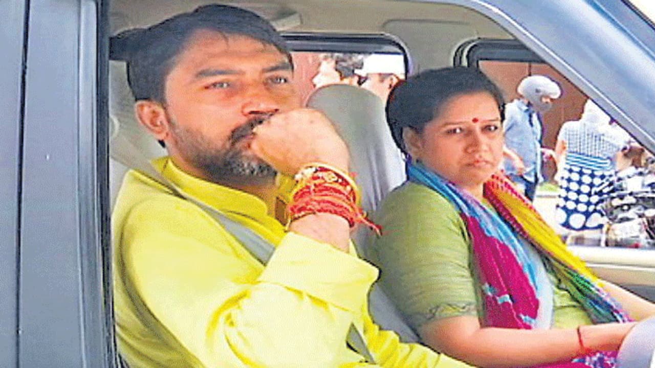 पुलिसवालों ने जब मंत्री के बेटे का नहीं काटा चालान, तो चुकानी पड़ी बड़ी कीमत पुलिसवालों ने जब मंत्री के बेटे का नहीं काटा चालान, तो चुकानी पड़ी बड़ी कीमत