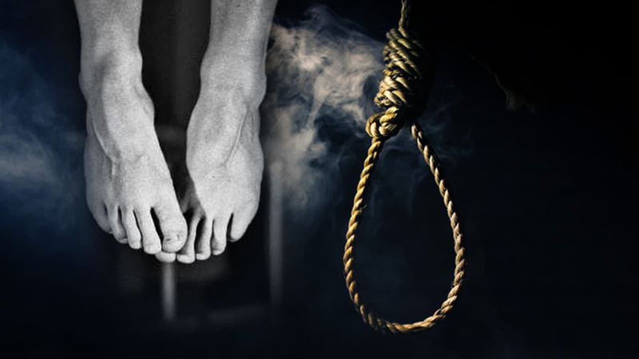 Telangana: తెలంగాణాలో పెరిగిన ఆత్మహత్యలు.. NCRB నివేదికలో షాకింగ్ విషయాలు ! Telangana: తెలంగాణాలో పెరిగిన ఆత్మహత్యలు.. NCRB నివేదికలో షాకింగ్ విషయాలు !