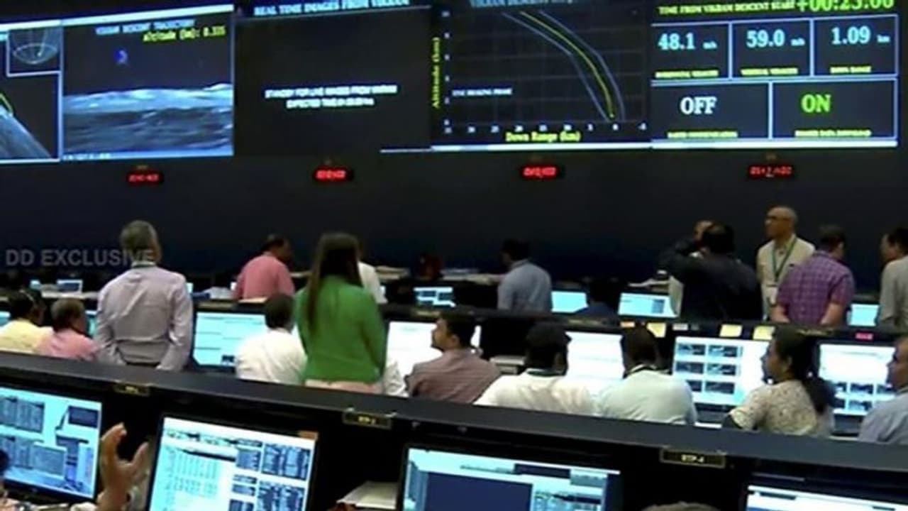 முழுவீச்சில் முயற்சிக்கிறோம்.. விக்ரம் லேண்டர் குறித்து இஸ்ரோ தகவல்!! முழுவீச்சில் முயற்சிக்கிறோம்.. விக்ரம் லேண்டர் குறித்து இஸ்ரோ தகவல்!!