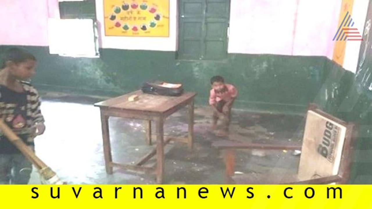 ವಿದ್ಯಾರ್ಥಿಗಳು ನೆಲ ಒರೆಸುವ ಚಿತ್ರ ತೆಗೆದ ಪತ್ರಕರ್ತ ಬಂಧನ! ವಿದ್ಯಾರ್ಥಿಗಳು ನೆಲ ಒರೆಸುವ ಚಿತ್ರ ತೆಗೆದ ಪತ್ರಕರ್ತ ಬಂಧನ!