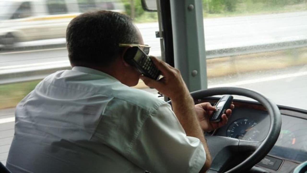 ಚಾಲನೆ ವೇಳೆ ಮೊಬೈಲ್ನಲ್ಲಿ ಮಾತು: ಡ್ರೈವರ್ಗೆ ಬಿತ್ತು ದಂಡ..! ಚಾಲನೆ ವೇಳೆ ಮೊಬೈಲ್ನಲ್ಲಿ ಮಾತು: ಡ್ರೈವರ್ಗೆ ಬಿತ್ತು ದಂಡ..!