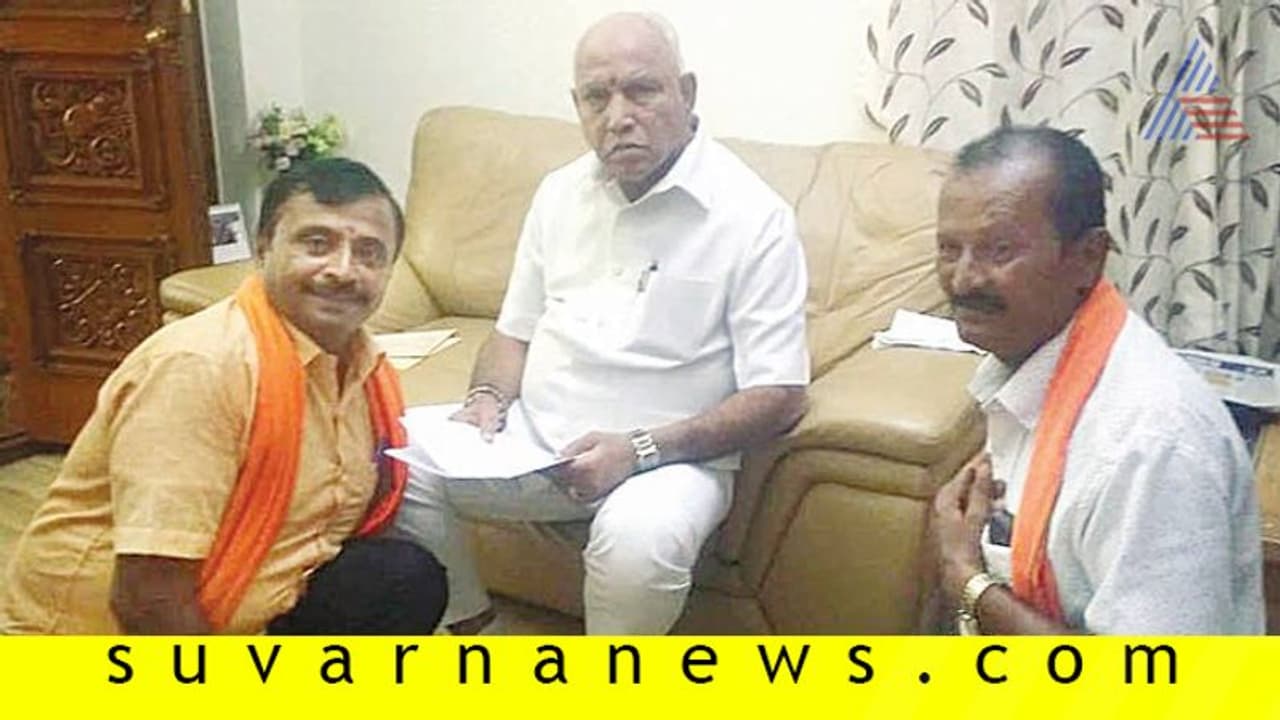 ಮಂಡ್ಯ ಅಭಿಮಾನಿಗೆ ಚಪ್ಪಲಿ ಕೊಡುಗೆ ನೀಡಿದ ಸಿಎಂ! ಮಂಡ್ಯ ಅಭಿಮಾನಿಗೆ ಚಪ್ಪಲಿ ಕೊಡುಗೆ ನೀಡಿದ ಸಿಎಂ!