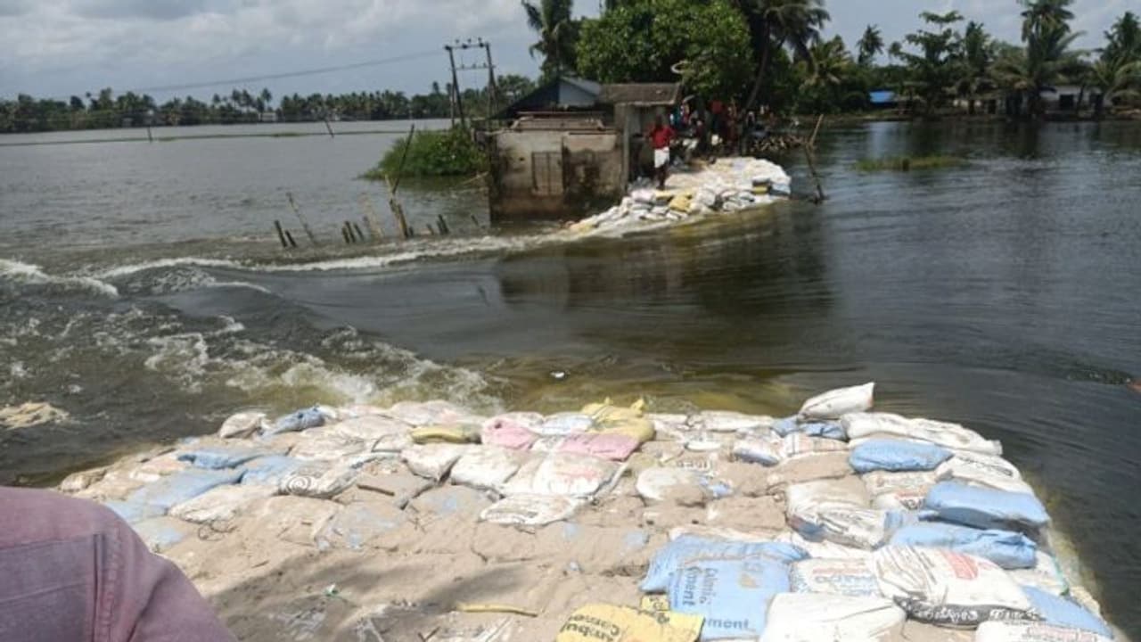 കനകാശ്ശേരി പാടശേഖരത്തിൽ വീണ്ടും മടവീണു; 450 ഓളം കുടുംബങ്ങൾ വെള്ളപ്പൊക്ക ഭീതിയിൽ കനകാശ്ശേരി പാടശേഖരത്തിൽ വീണ്ടും മടവീണു; 450 ഓളം കുടുംബങ്ങൾ വെള്ളപ്പൊക്ക ഭീതിയിൽ