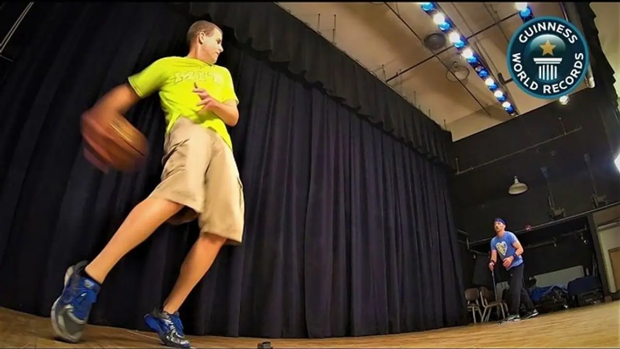 1 मिनट में 61 बार बास्केट बॉल पास किया, तोड़ा Guinness World Record 1 मिनट में 61 बार बास्केट बॉल पास किया, तोड़ा Guinness World Record
