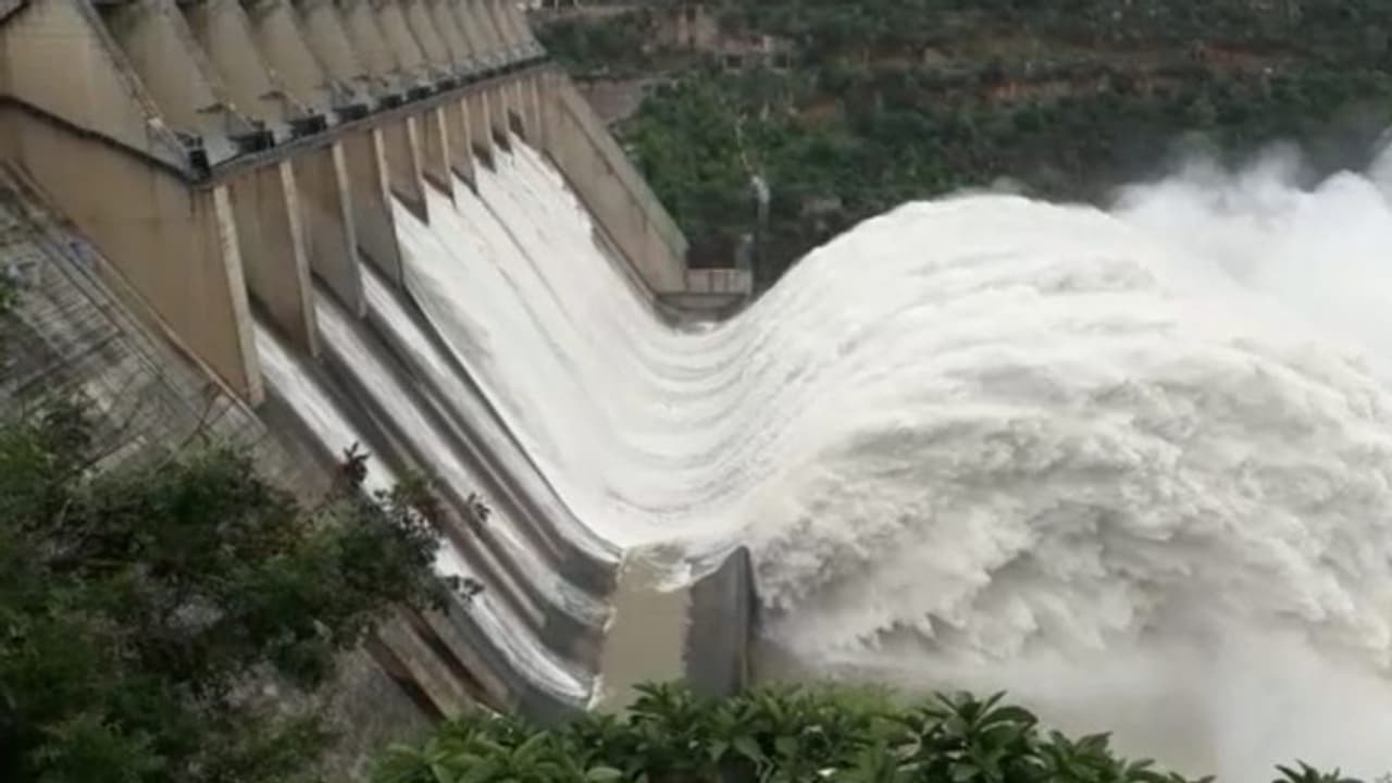 శ్రీశైలం జలవిద్యుత్ కేంద్రం నయా రికార్డు... శ్రీశైలం జలవిద్యుత్ కేంద్రం నయా రికార్డు...
