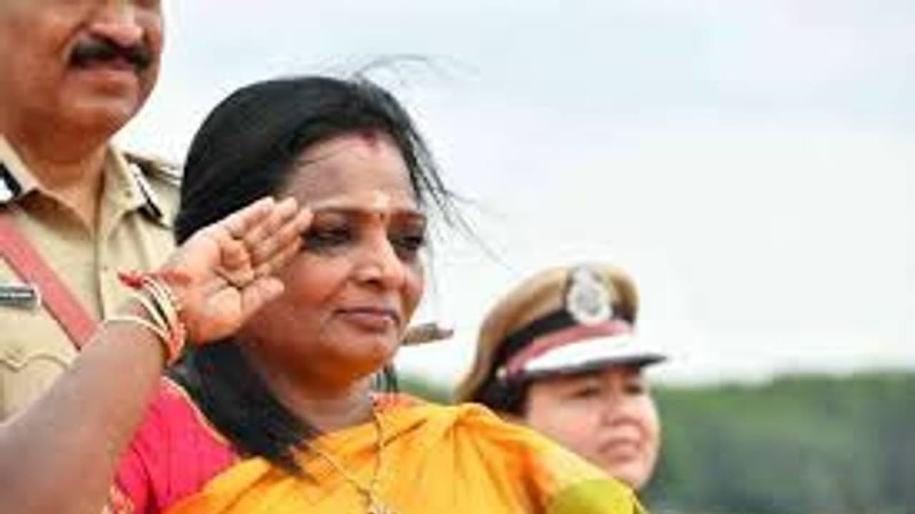 గవర్నర్ తమిళిసై ఔదార్యం: ప్రతినెలా తన జీతంలోంచి 30 శాతం విరాళం! గవర్నర్ తమిళిసై ఔదార్యం: ప్రతినెలా తన జీతంలోంచి 30 శాతం విరాళం!