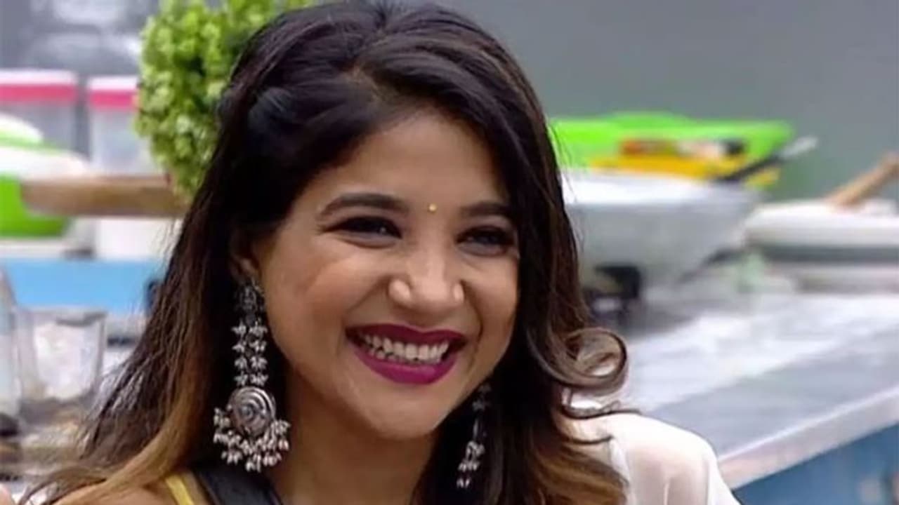 బిగ్‌బాస్‌ ప్రేక్షకులు కుక్కలు.. నటి కామెంట్స్!