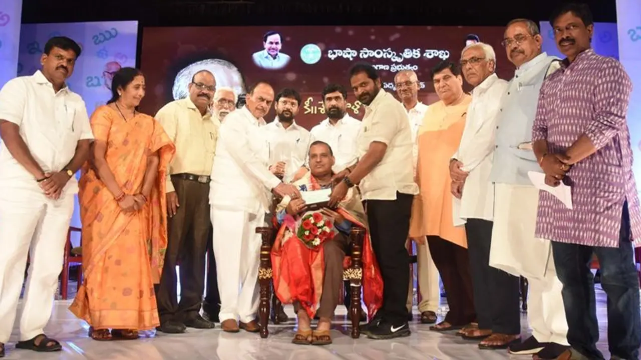 తెలుగు కవి కోట్ల వెంకటేశ్వర రెడ్డి కాళోజీ అవార్డు ప్రదానం