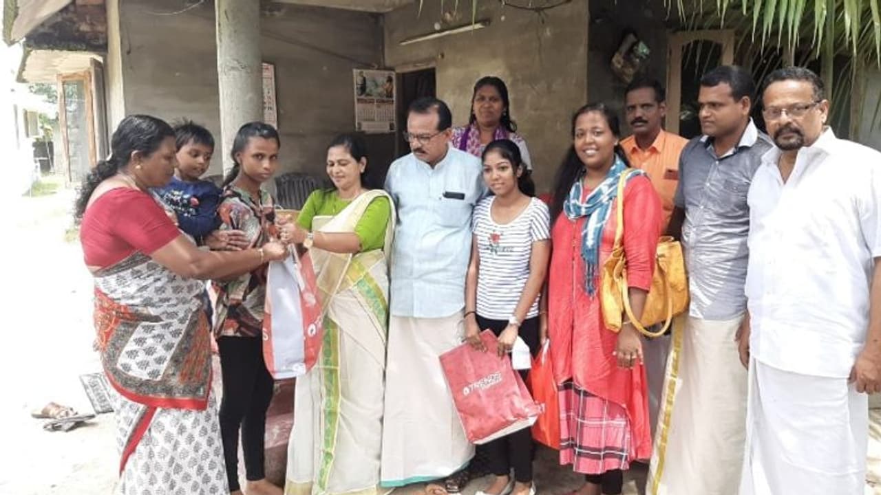 ഒറ്റമശ്ശേരി ഇരട്ടക്കൊലപാതകം: കൊല്ലപ്പെട്ടവരുടെ മക്കള്ക്ക് പബ്ലിക് പ്രോസിക്യൂട്ടറുടെ ഓണക്കോടി ഒറ്റമശ്ശേരി ഇരട്ടക്കൊലപാതകം: കൊല്ലപ്പെട്ടവരുടെ മക്കള്ക്ക് പബ്ലിക് പ്രോസിക്യൂട്ടറുടെ ഓണക്കോടി