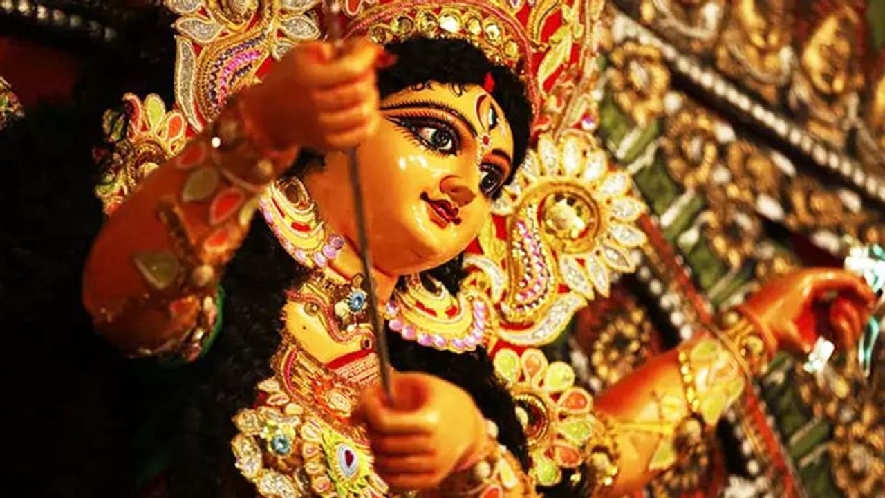 দেবীপক্ষে এই কাজ করলে সোনা দানের থেকেও বেশি পুণ্যলাভ হয়, জেনে নিন সেই টোটকা