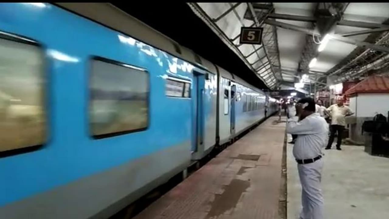 ಬೆಂಗಳೂರಿಗರಿಗೆ ಇಲ್ಲಿದೆ ಗುಡ್ ನ್ಯೂಸ್ : ಶೀಘ್ರ ಬರಲಿದೆ ಉಪನಗರ ರೈಲು ಬೆಂಗಳೂರಿಗರಿಗೆ ಇಲ್ಲಿದೆ ಗುಡ್ ನ್ಯೂಸ್ : ಶೀಘ್ರ ಬರಲಿದೆ ಉಪನಗರ ರೈಲು