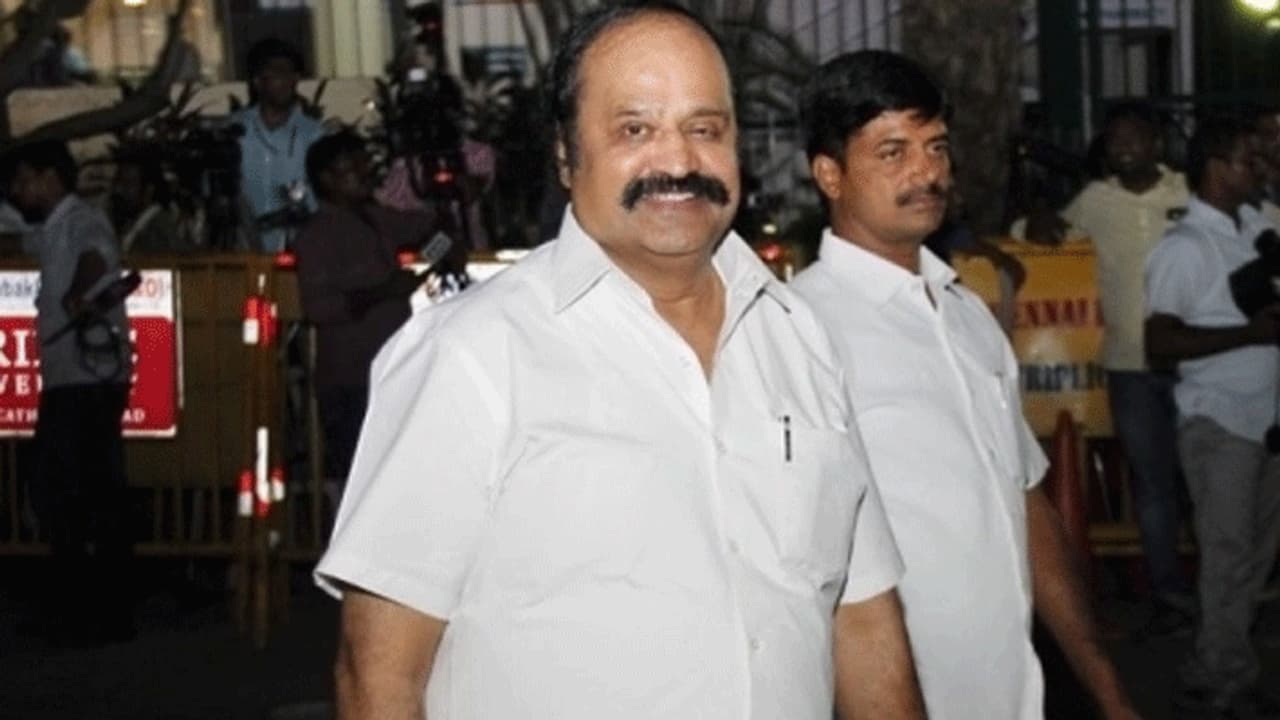 தரக்குறைவான பேச்சு.. மிரட்டல்.. ஸ்டாலினுக்காக ராஜேந்திர பாலாஜி மீது புகார் தெரிவித்த பெங்களூரு புகழேந்தி..! தரக்குறைவான பேச்சு.. மிரட்டல்.. ஸ்டாலினுக்காக ராஜேந்திர பாலாஜி மீது புகார் தெரிவித்த பெங்களூரு புகழேந்தி..!