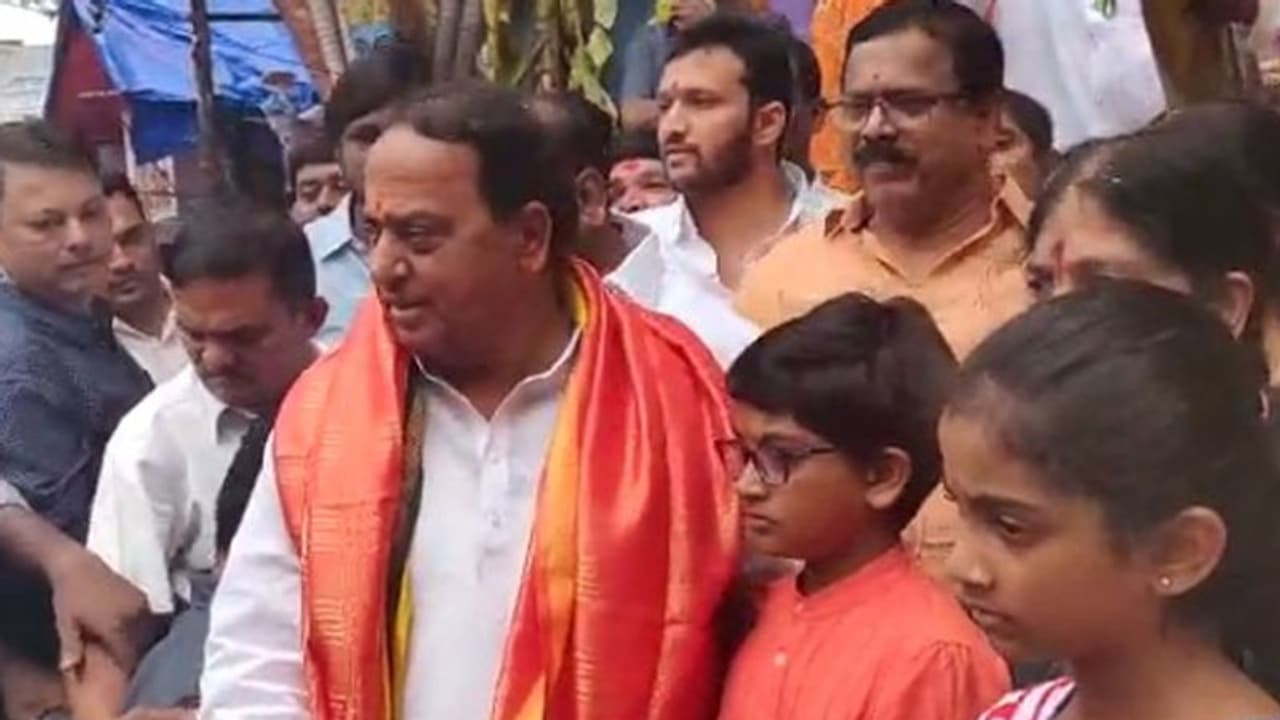 ఖైరతాబాద్ గణపతిని దర్శించుకున్న ఇంద్రకరణ్ రెడ్డి (వీడియో) ఖైరతాబాద్ గణపతిని దర్శించుకున్న ఇంద్రకరణ్ రెడ్డి (వీడియో)