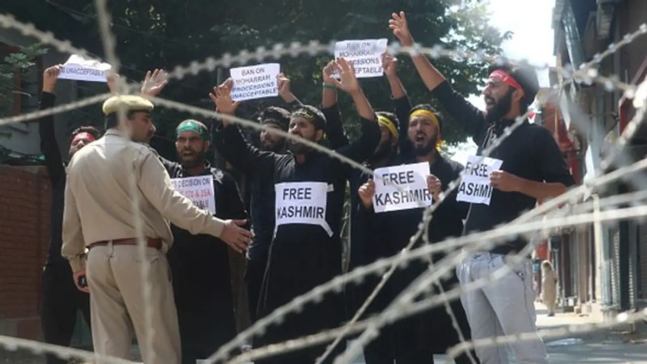 বদলাল না তিন দশকের চেনা ছবি, মুক্তি পেলেন শিয়া নেতারা, উপত্যকায় ফের জারি কার্ফু বদলাল না তিন দশকের চেনা ছবি, মুক্তি পেলেন শিয়া নেতারা, উপত্যকায় ফের জারি কার্ফু