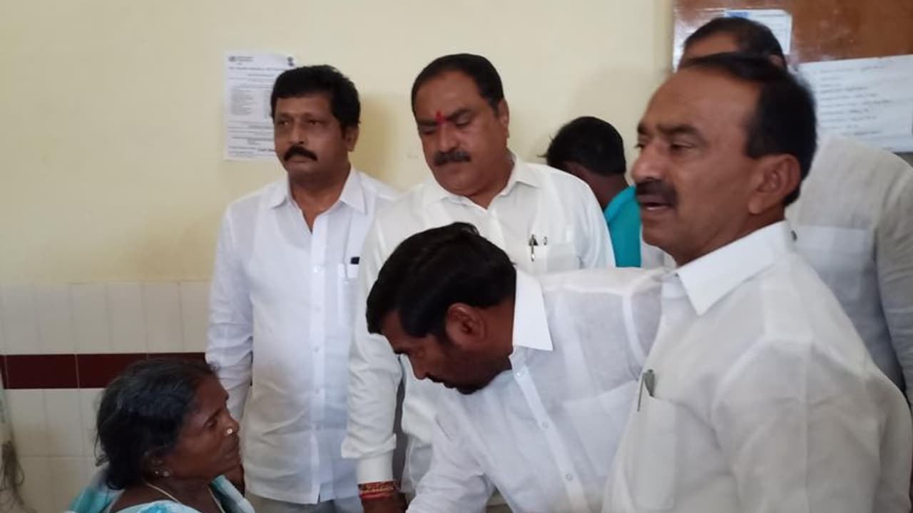 గాలిలో ఉన్న కరోనాను అంతం చేసే పరికరం.. ఆవిష్కరించిన ఈటల గాలిలో ఉన్న కరోనాను అంతం చేసే పరికరం.. ఆవిష్కరించిన ఈటల