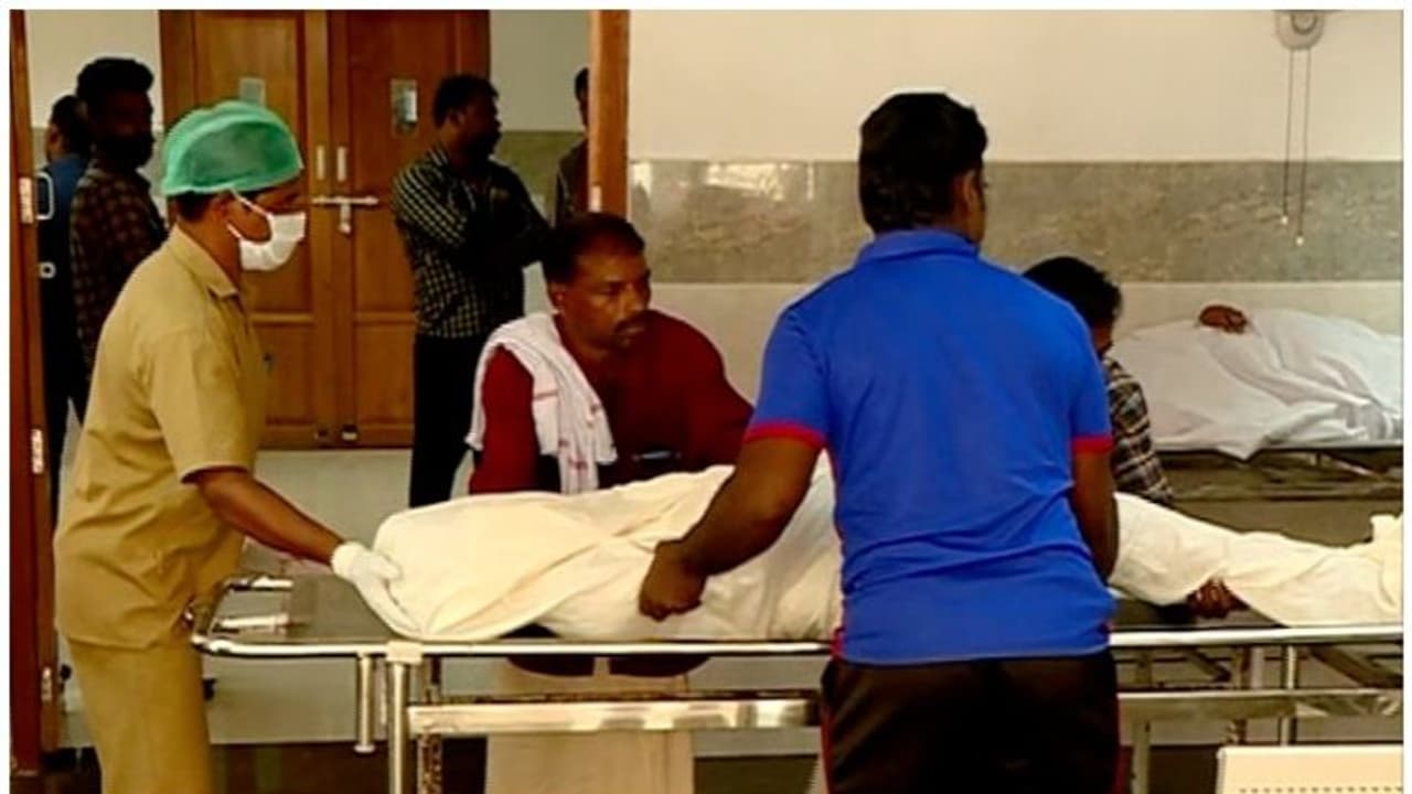 തിരുവനന്തപുരത്ത് വൃദ്ധനെ കല്ലെറിഞ്ഞു കൊന്നു; അയൽവാസികള് അറസ്റ്റിൽ തിരുവനന്തപുരത്ത് വൃദ്ധനെ കല്ലെറിഞ്ഞു കൊന്നു; അയൽവാസികള് അറസ്റ്റിൽ