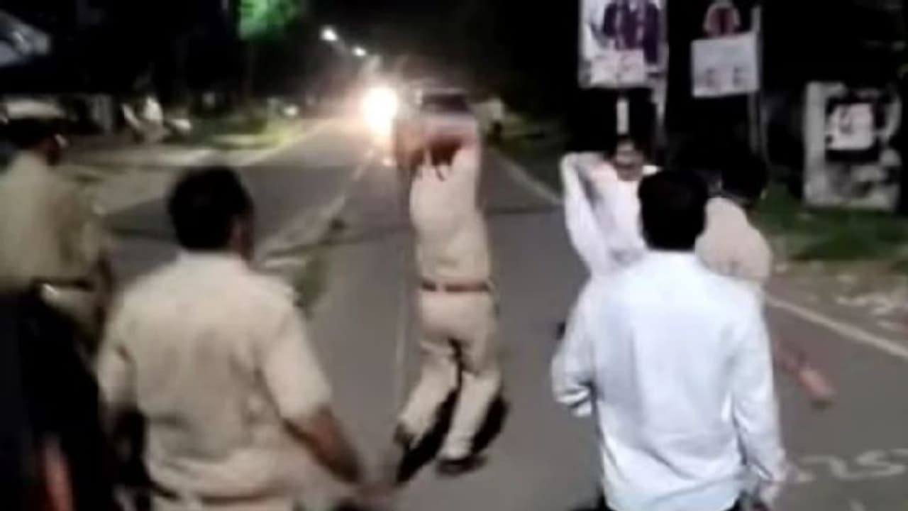 Fact Check| ನಿಯಮ ಪಾಲಿಸದಿದ್ರೆ ಟ್ರಾಫಿಕ್ ಪೊಲೀಸರಿಂದ ದಂಡದ ಜೊತೆ ಏಟು! Fact Check| ನಿಯಮ ಪಾಲಿಸದಿದ್ರೆ ಟ್ರಾಫಿಕ್ ಪೊಲೀಸರಿಂದ ದಂಡದ ಜೊತೆ ಏಟು!