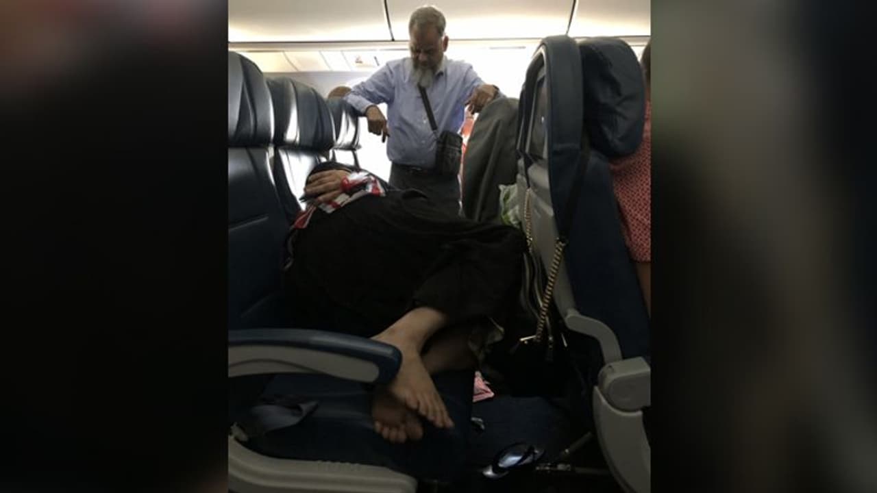 ಪತ್ನಿ ನಿದ್ದೆಗಾಗಿ ವಿಮಾನದಲ್ಲಿ 6 ಗಂಟೆ ನಿಂತಿದ್ದ ಪತಿ: ಪತ್ನಿ ನಿದ್ದೆಗಾಗಿ ವಿಮಾನದಲ್ಲಿ 6 ಗಂಟೆ ನಿಂತಿದ್ದ ಪತಿ: