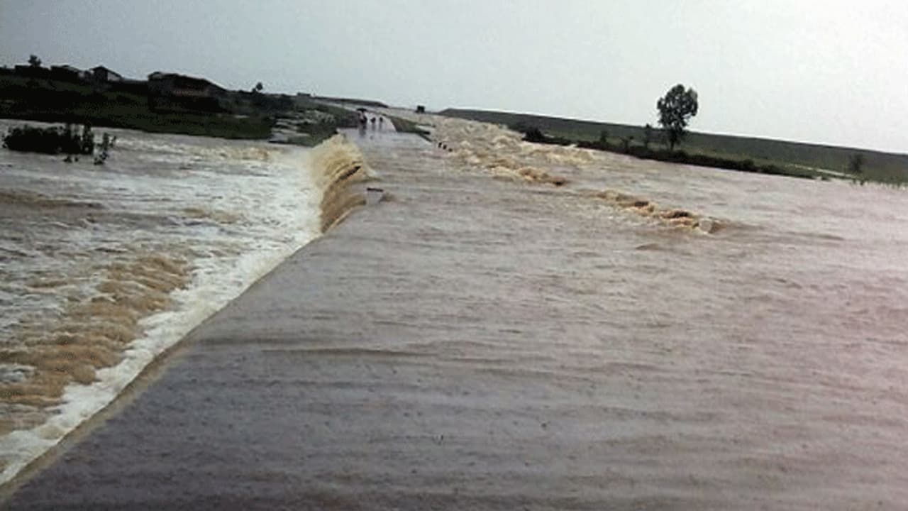 ನೆರೆ ಪರಿಹಾರ : ತಹಸೀಲ್ದಾರ್ ಗೆ ಗ್ರಾಮಸ್ಥರಿಂದ ವಾರ್ನಿಂಗ್ ನೆರೆ ಪರಿಹಾರ : ತಹಸೀಲ್ದಾರ್ ಗೆ ಗ್ರಾಮಸ್ಥರಿಂದ ವಾರ್ನಿಂಗ್