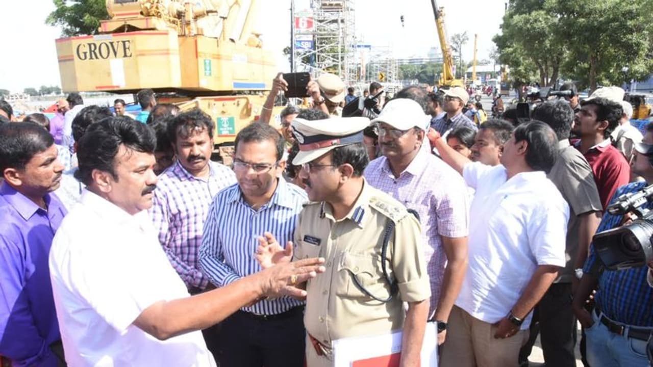 వినాయక నిమజ్జనానికి సర్వం సిద్దం... పాతబస్తీలో పరిస్థితిని పరిశీలించిన మంత్రి తలసాని (వీడియో) వినాయక నిమజ్జనానికి సర్వం సిద్దం... పాతబస్తీలో పరిస్థితిని పరిశీలించిన మంత్రి తలసాని (వీడియో)