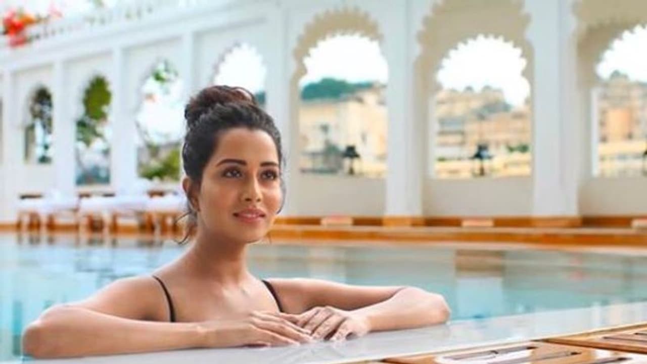 முதல்ல டேட்டிங்... இப்போ உதட்டில் காயம்... வைரலாகும் பிக்பாஸ் ரைசாவின் அட்ராசிட்டிஸ்...!