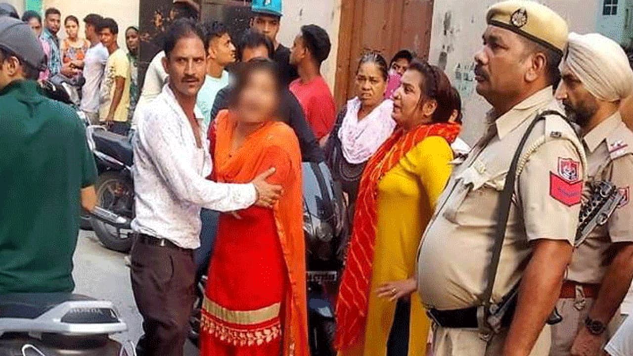 4 महीने पहले विदा कराकर लाए थे दुल्हन, अब बीच सड़क दिखा रहे तमाशा 4 महीने पहले विदा कराकर लाए थे दुल्हन, अब बीच सड़क दिखा रहे तमाशा