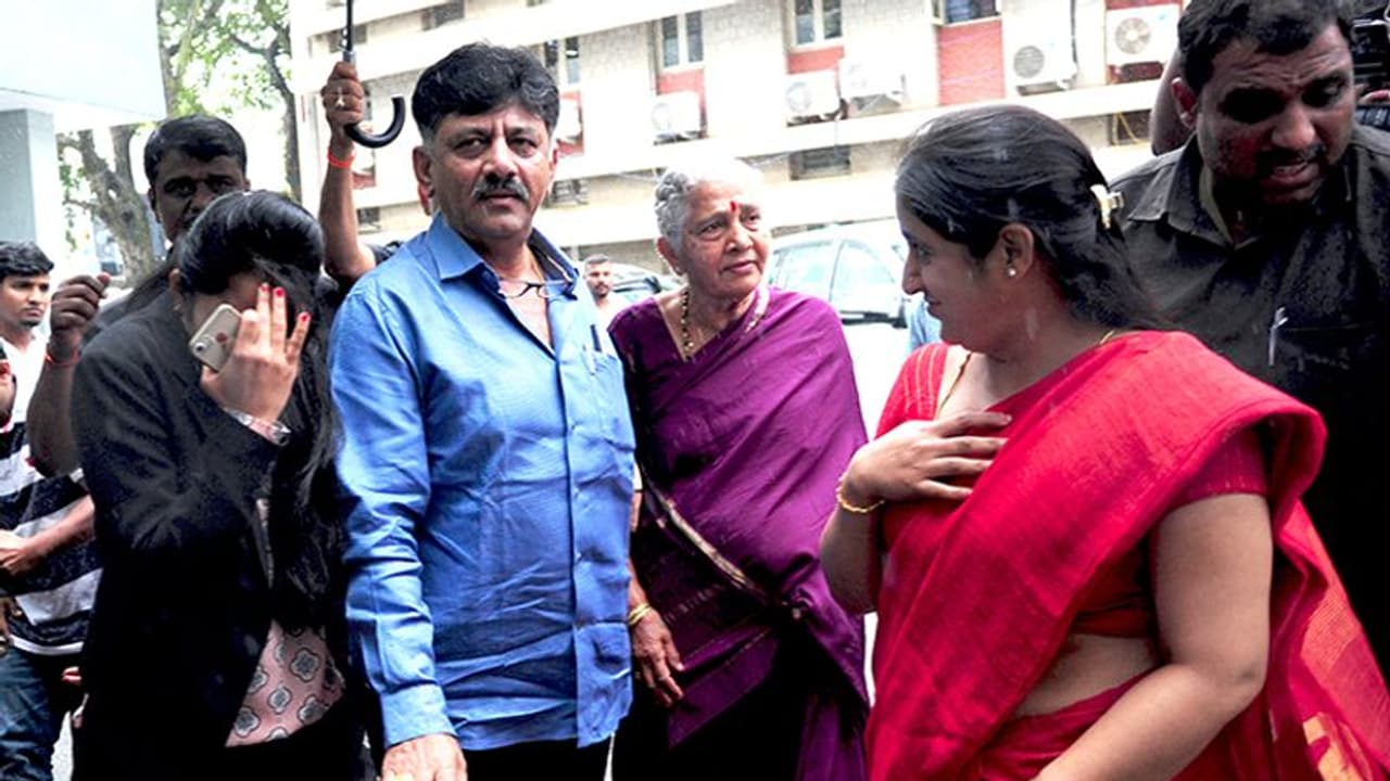 డీకే శివకుమార్ కుమార్తెకు షాక్: మనీలాండరింగ్ కేసులో ఈడీ సమన్లు