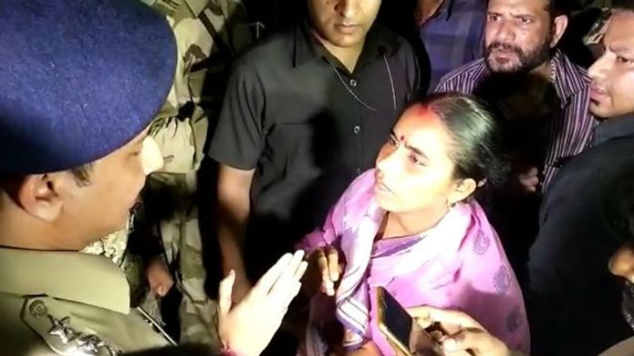 দু' দিনের মৃতদেহ রাজনীতিতে ইতি, বিজেপি কর্মীর দেহ নিতে রাজি পরিবার দু' দিনের মৃতদেহ রাজনীতিতে ইতি, বিজেপি কর্মীর দেহ নিতে রাজি পরিবার