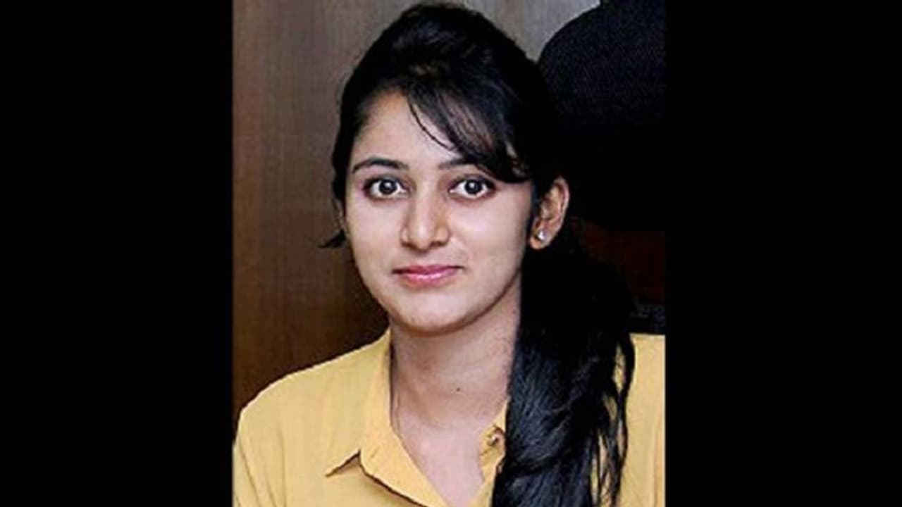 கிடுக்கிப் பிடி போடும் அமலாக்கத்துறை !! அடுத்த டார்கெட் டி.கே.சிவகுமாரின் மகள் ! சம்மன் அனுப்பி அதிரவைத்த அதிகாரிகள் !! கிடுக்கிப் பிடி போடும் அமலாக்கத்துறை !! அடுத்த டார்கெட் டி.கே.சிவகுமாரின் மகள் ! சம்மன் அனுப்பி அதிரவைத்த அதிகாரிகள் !!