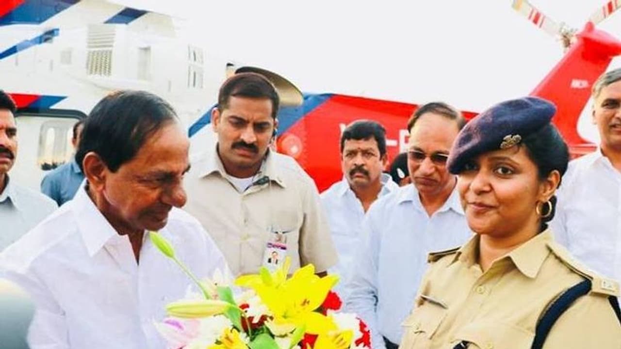 కెసిఆర్ ని తన పెళ్ళికి ఆహ్వానించిన మెదక్ ఎస్పీ చందన దీప్తి కెసిఆర్ ని తన పెళ్ళికి ఆహ్వానించిన మెదక్ ఎస్పీ చందన దీప్తి